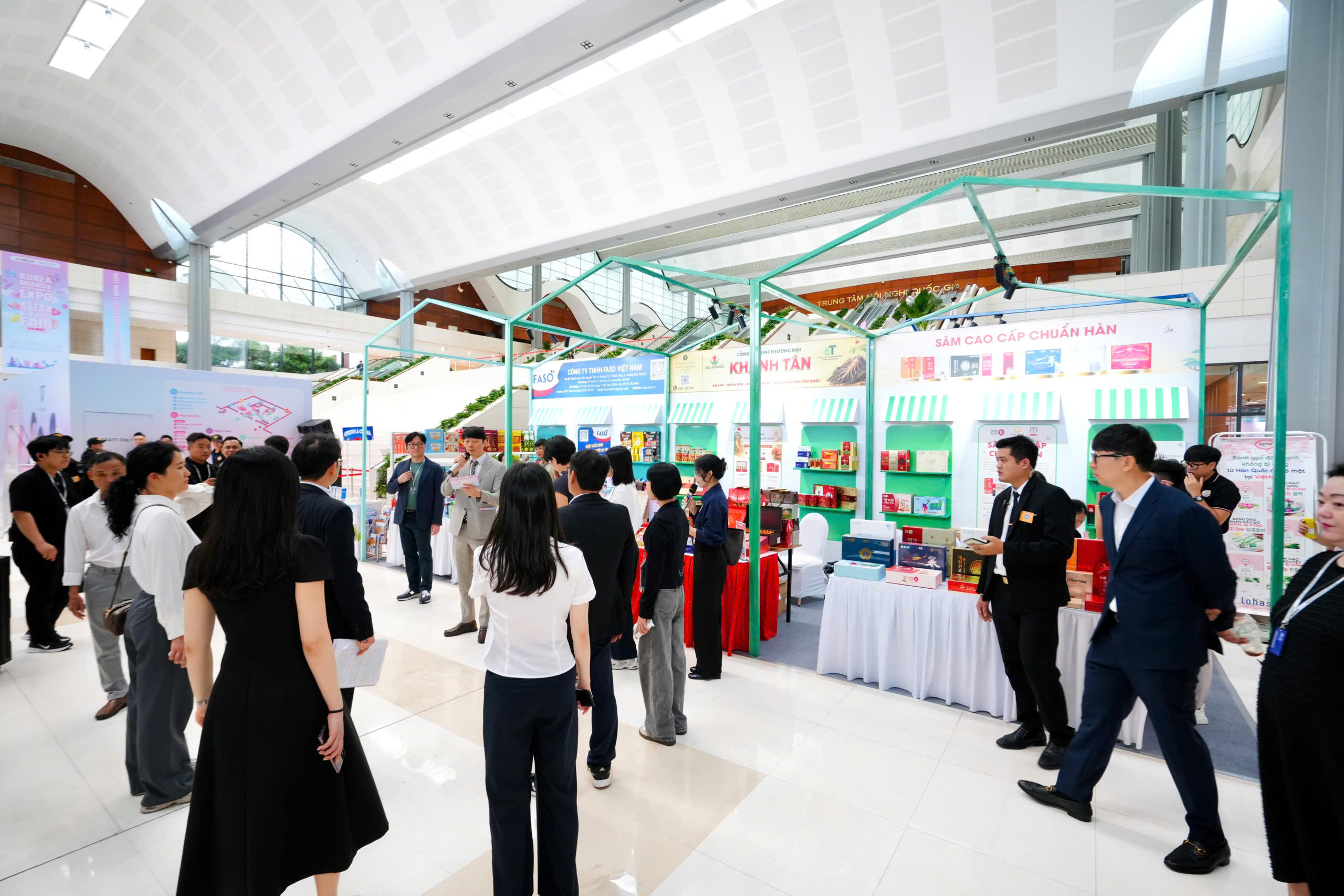 Khách hàng tham gia hội chợ