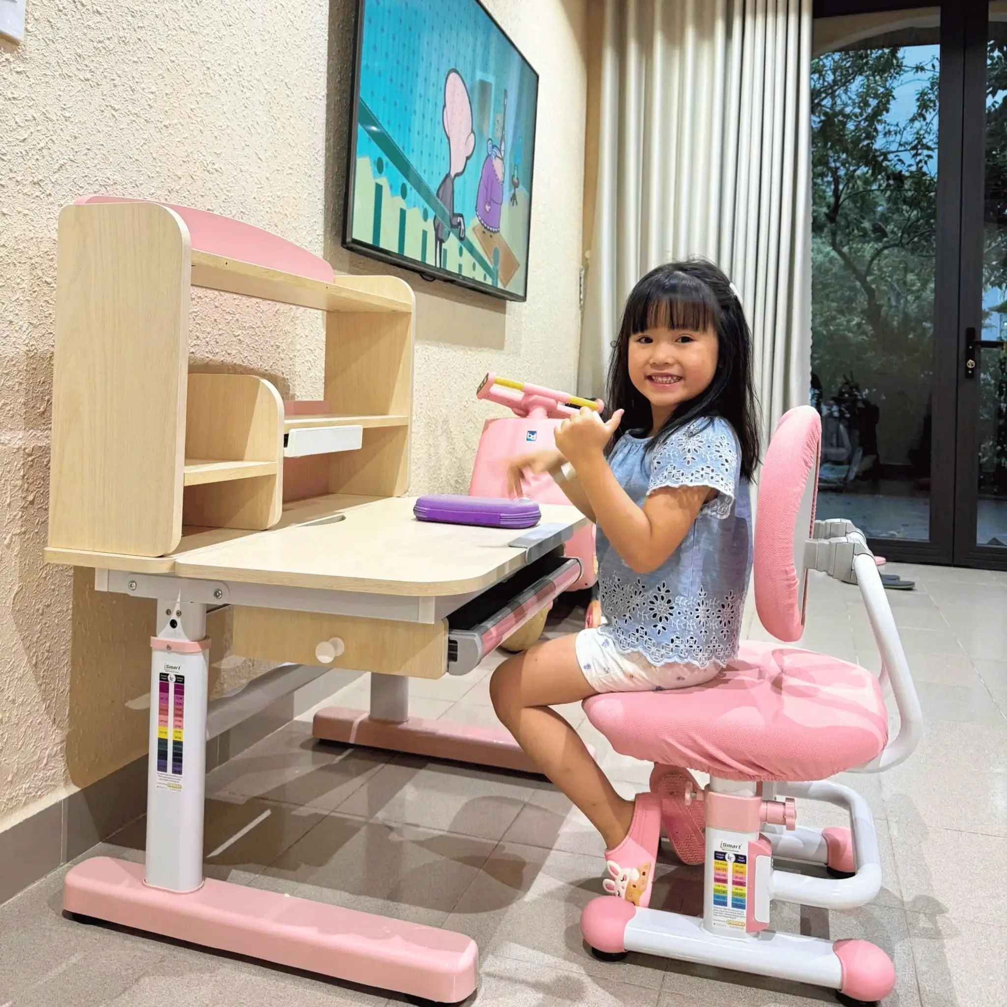 Món quà giúp Giúp định hình cột sống thẳng tự nhiên, giảm áp lực lên các đốt sống khi bé ngồi lâu.